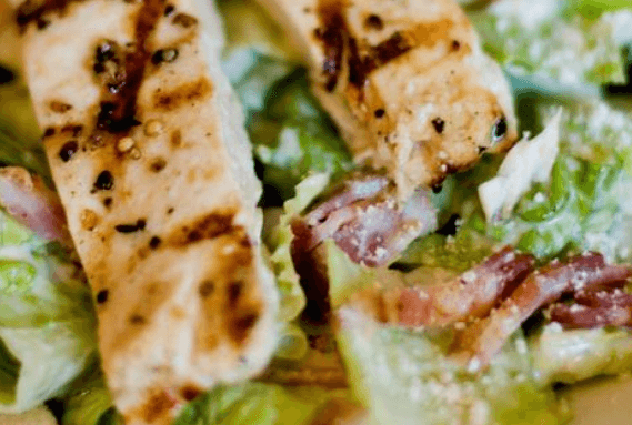 Salade César au poulet grillé