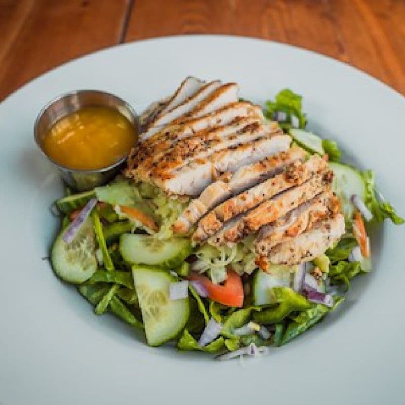 Salade au Poulet grillé ou pané / Salad with grilled chicken or chicken tenders