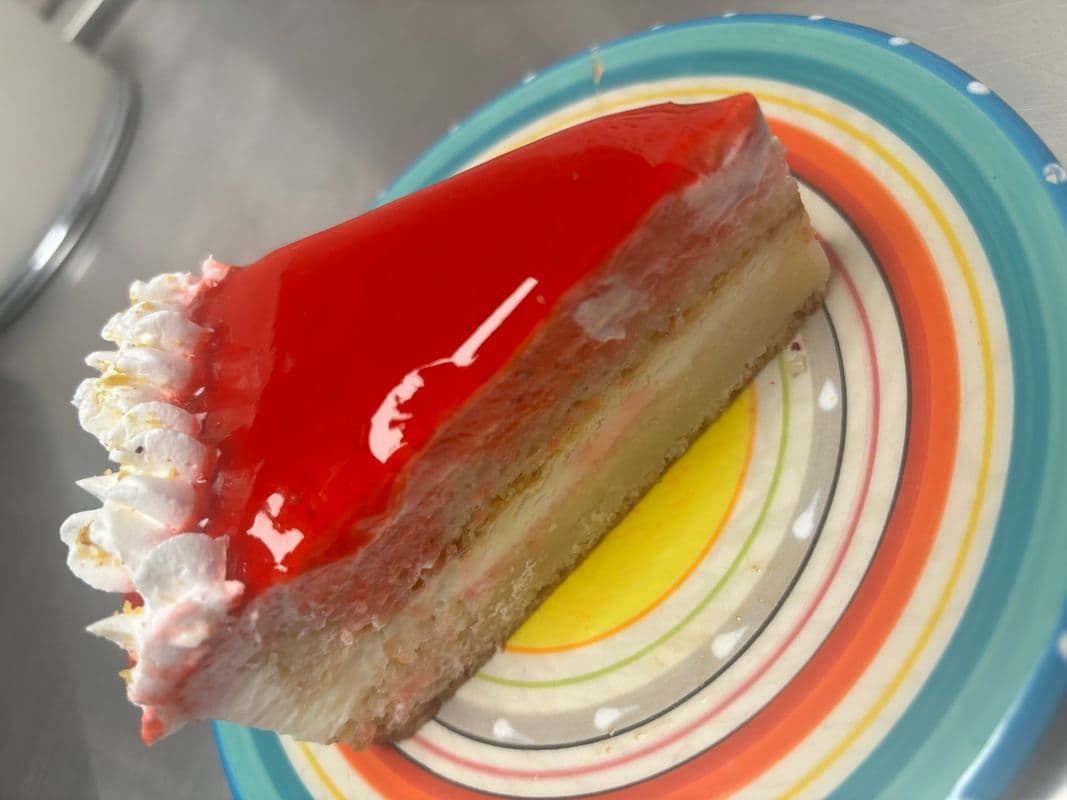 Strawberry white chocolate eggless cake