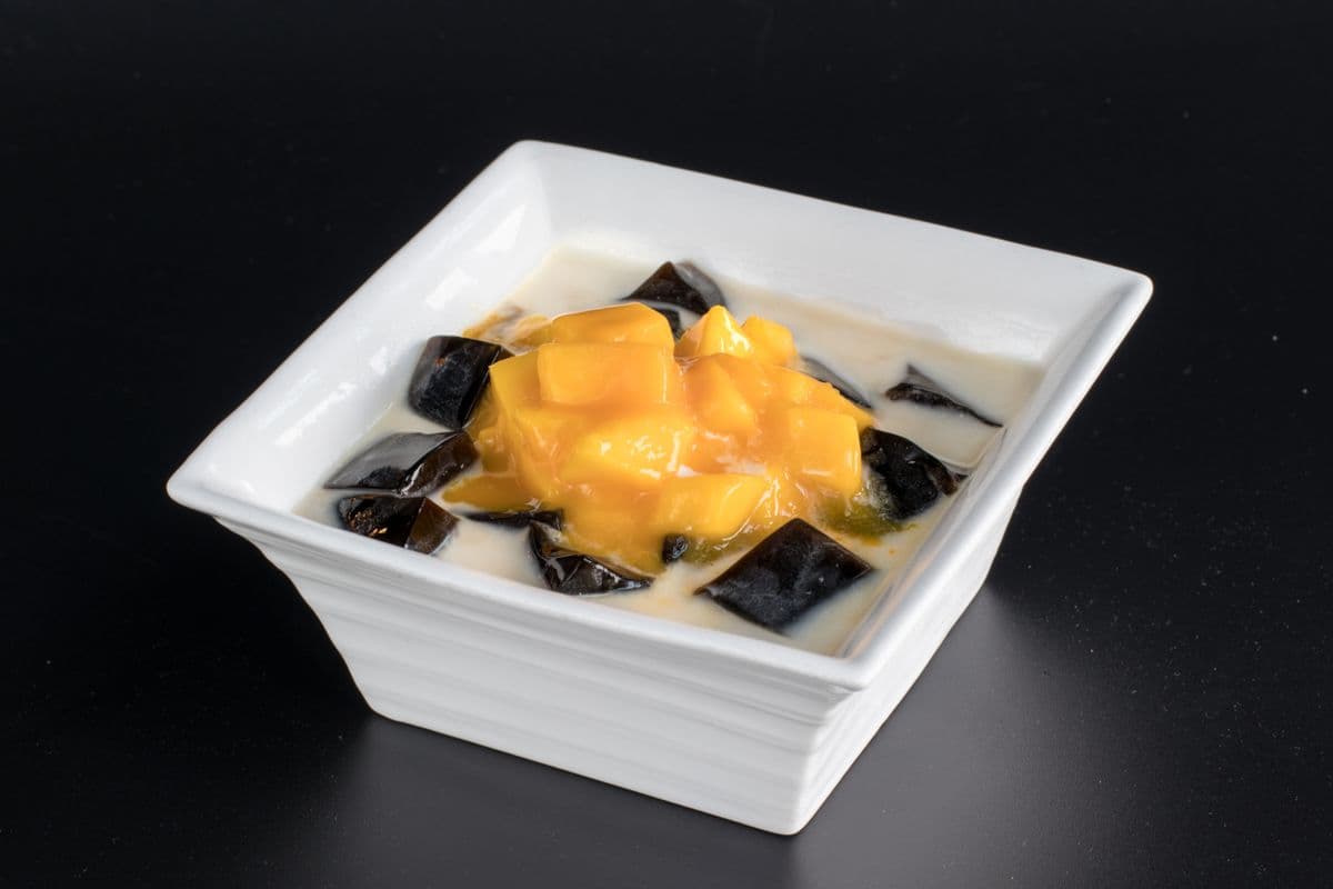 G7. Black Grass Jelly with Mango and Coconut Milk 鲜芒果仙草
