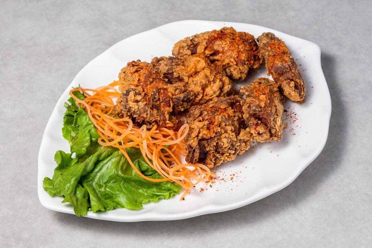 E08. Ailes de poulet frits (6 morceaux) / E08. Fried Chicken Wings (6 Pieces)