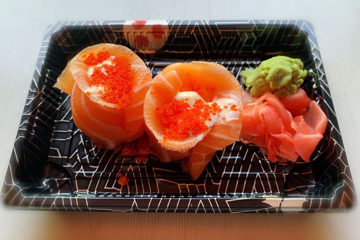 105. Salmon Rose Sushi (2 pcs)