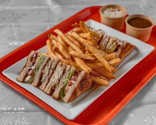 D4. 2 ASSIETTE CLUB SANDWICHES  2 PEPSI. / D4. 2 ASSIETTE CLUB SANDWICHES  2 PEPSI.