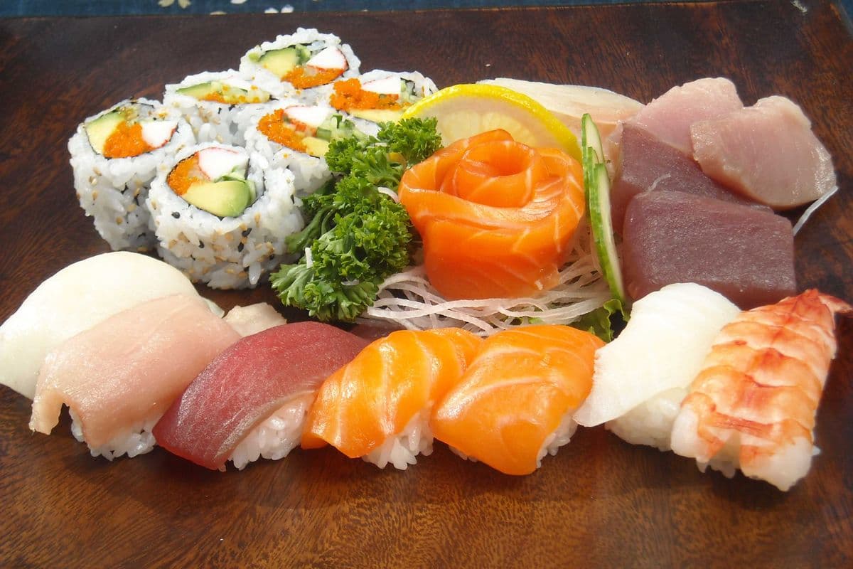 Small Nigiri Sushi & Sashimi & Roll Party Tray