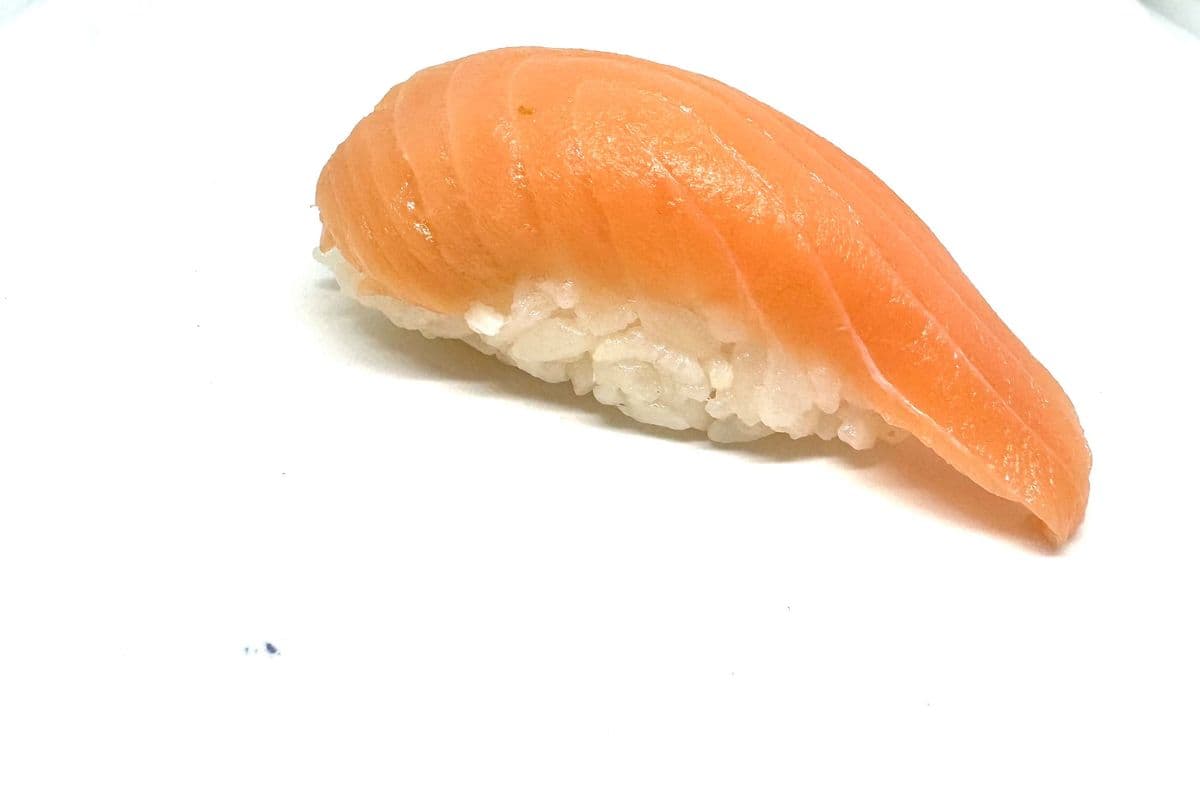 1. Sake Nigiri (2 mcx / pcs)