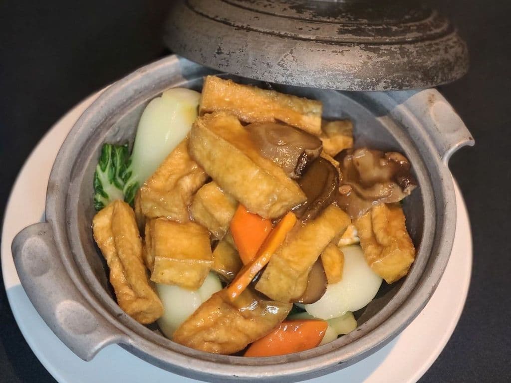 Stir Fried tofu, Shiitake Mushroom & Assorted Vegetables en Casserole/D33