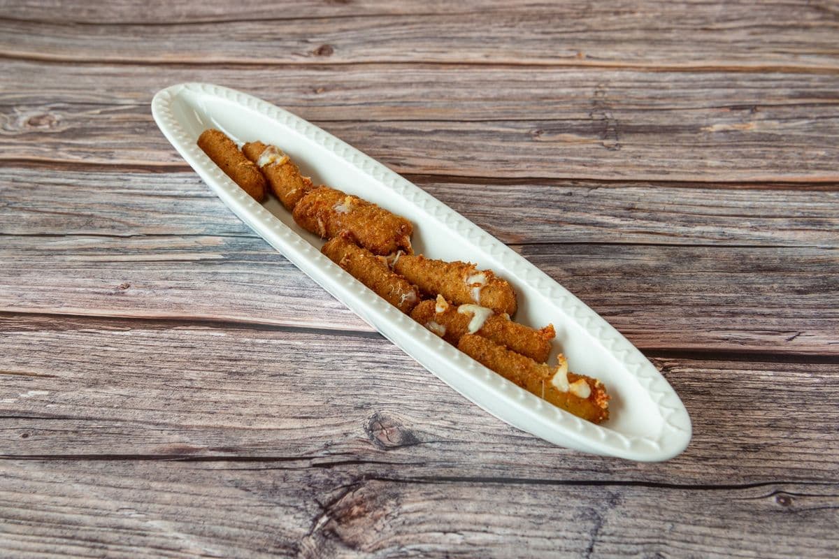 Cheese Sticks and Jalapeno Poppers (8 pcs)