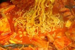 24. 부대찌개部队砂锅 BUDAE JJIGAE Army Stew