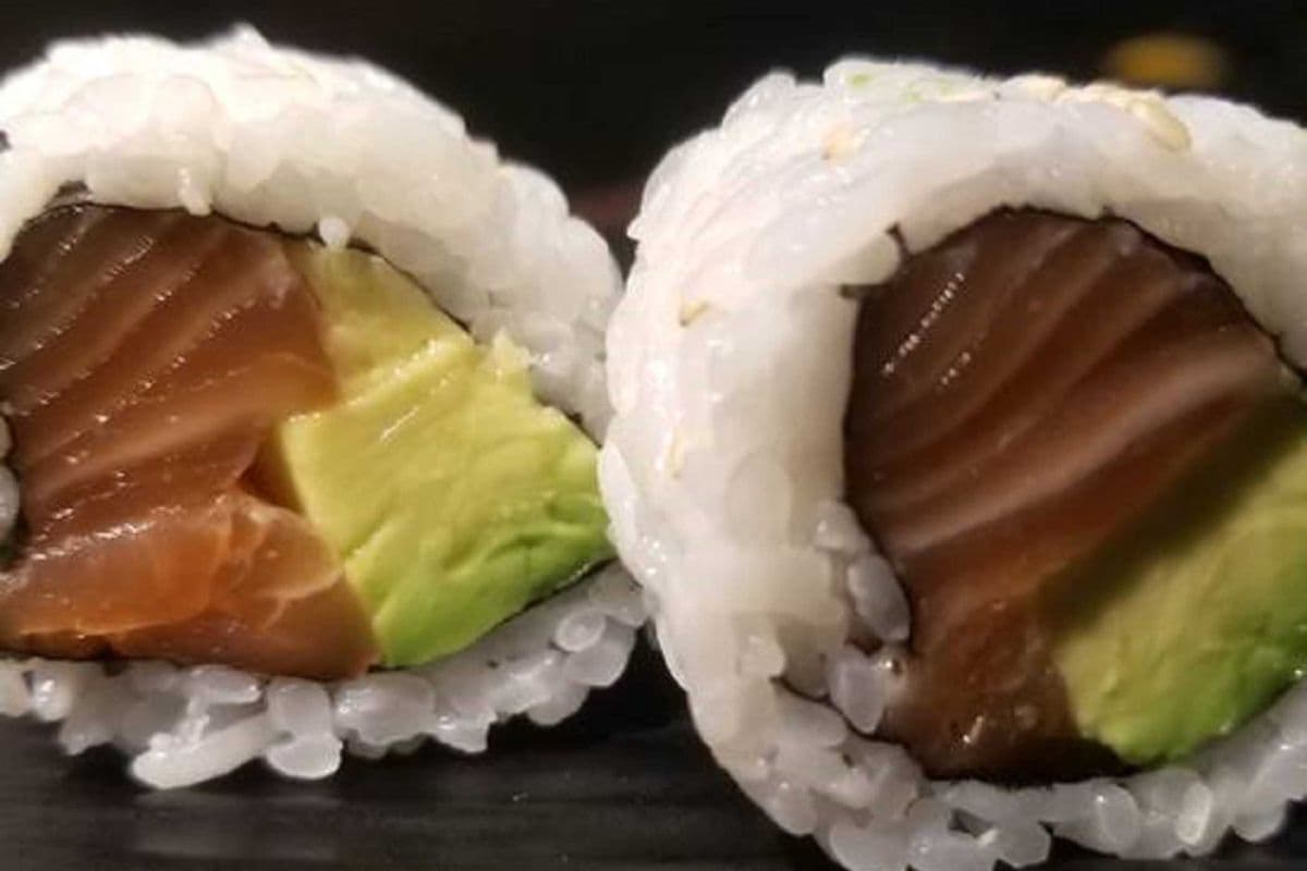 RR17 Salmon and Avocado Roll