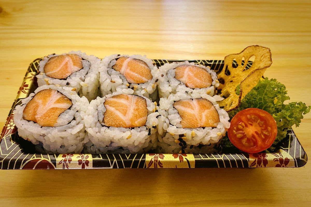 Salmon Roll (6 pcs)