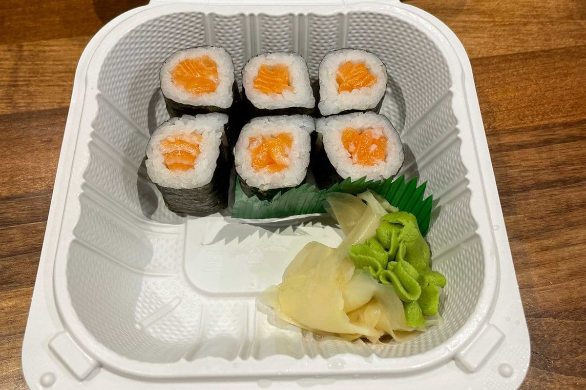 Salmon Maki Roll