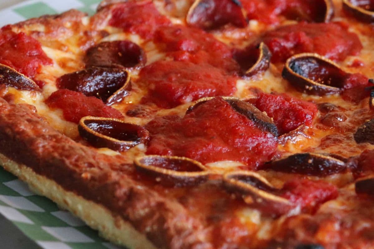 Detroit Pan Pizza ( 8 Slice )