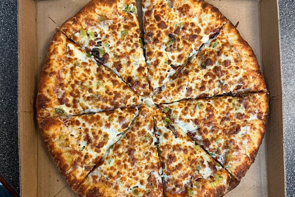 18" Deluxe Pizza