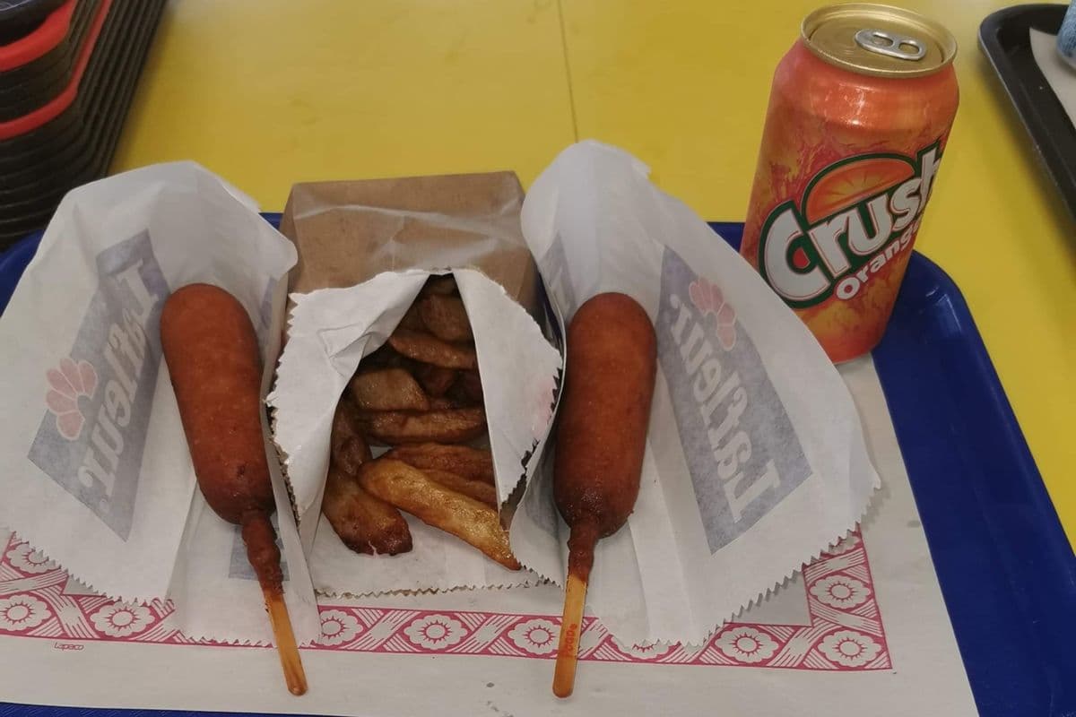 10. Trio avec deux pogos, frites et boissons / Trio with Two Pogos, Fries, and Beverage