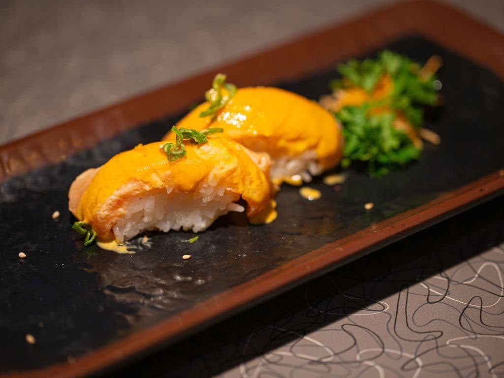 Torch Salmon Sushi (2pcs)