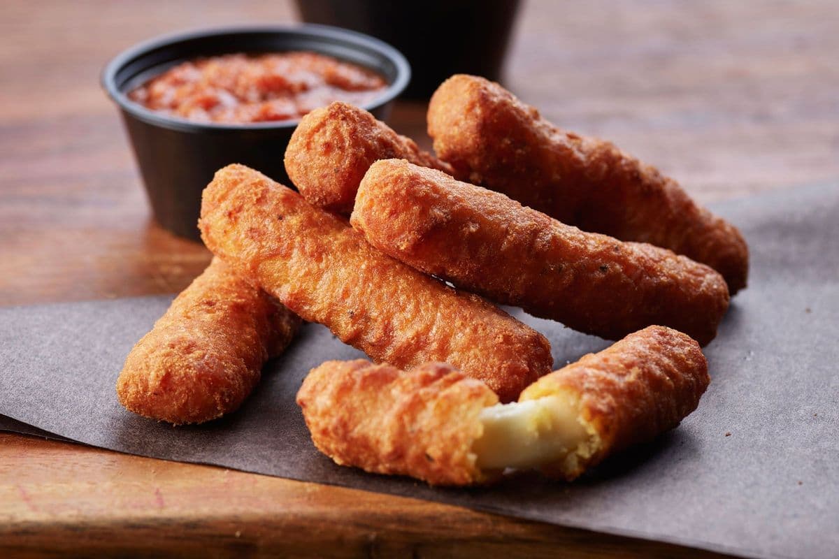 Mozzarella Sticks (6 pcs)