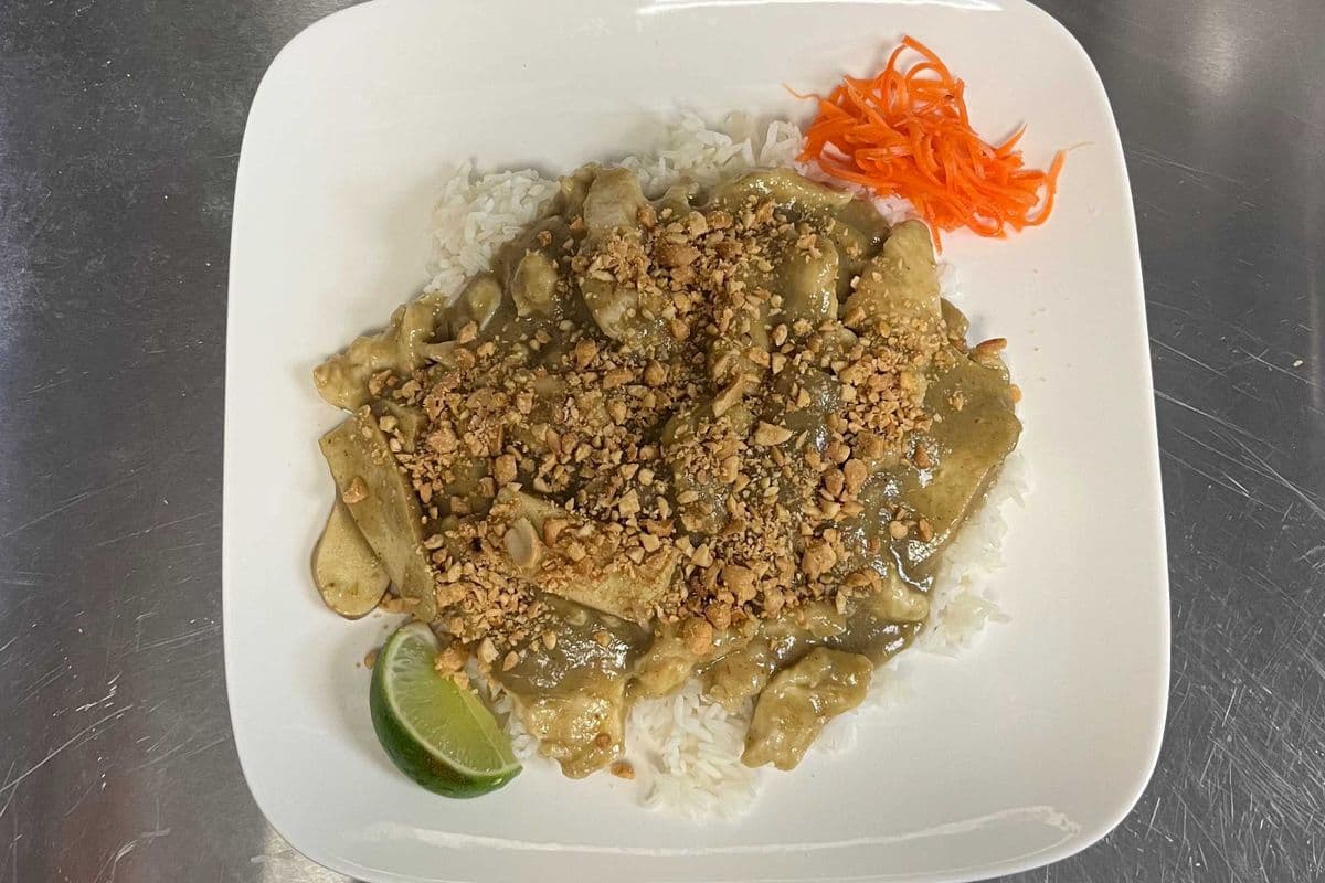T7. Green Curry Chicken & Peanuts with Rice/Noodles