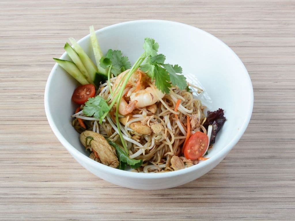 08. Saigon Dry Noodle Bowl ~ Chicken & Prawns