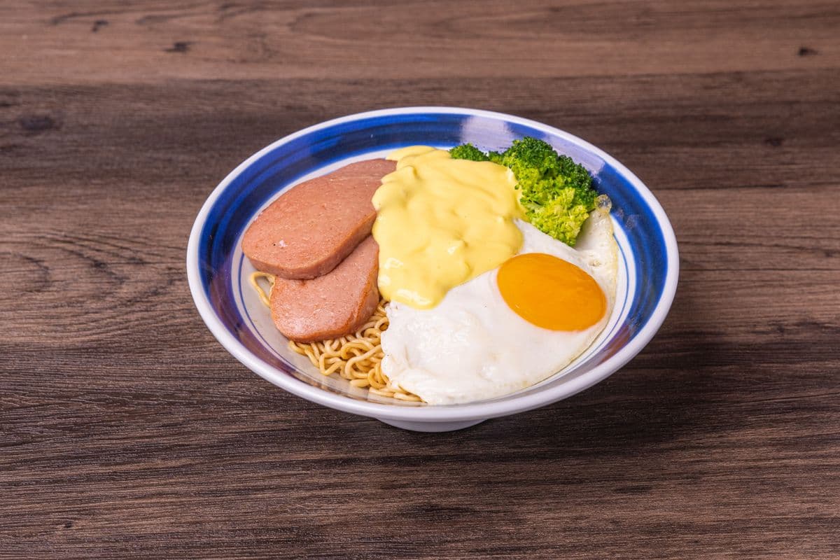 B19. Lunch Meat and Sunny Egg with Cheese on Instant Noodles (餐肉太陽蛋芝士撈丁)