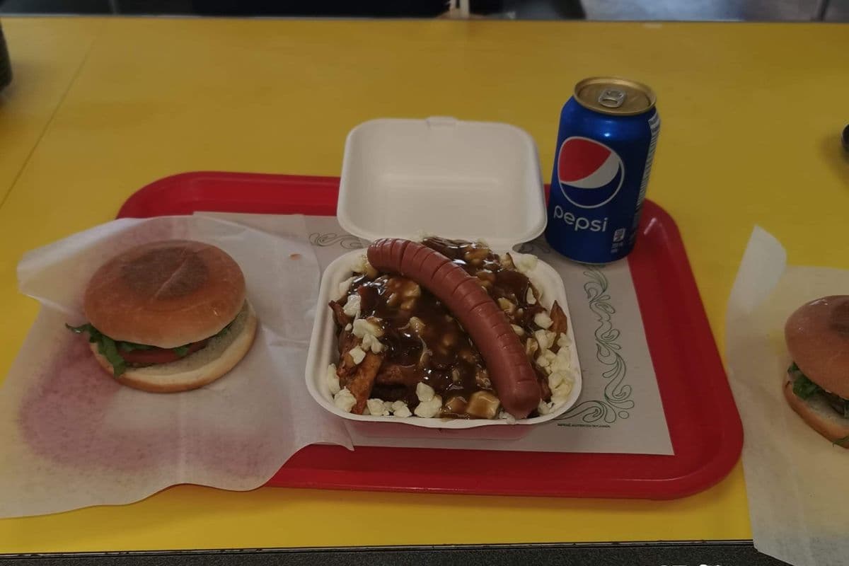 16. Trio avec un hamburger, poutine bs et boisson / Trio with One Hamburger, Poutine Bs, and Beverage