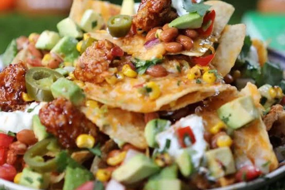 LOADED NACHOS ( BBQ CHICKEN)