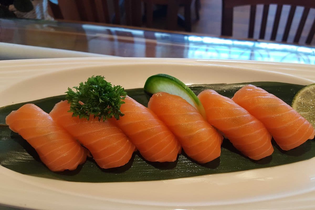 Salmon Sushi (6 pcs)
