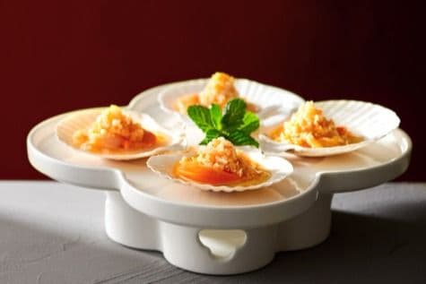 Scallops with Garlic and Vermicelli (3 pcs) 蒜蓉粉丝扇贝（三个)