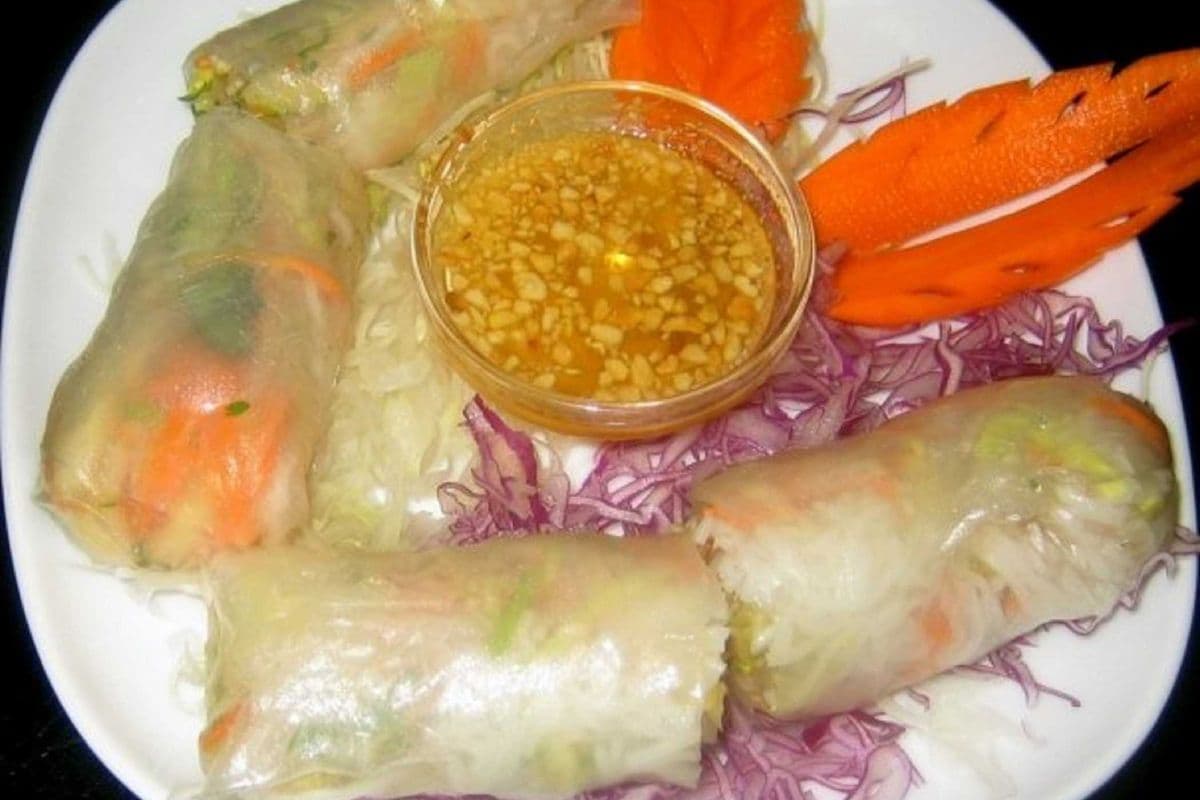 A2. Salad Rolls (2 rolls)