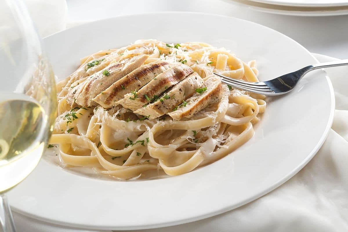Family pack chicken Alfredo pasta.( 6 people )