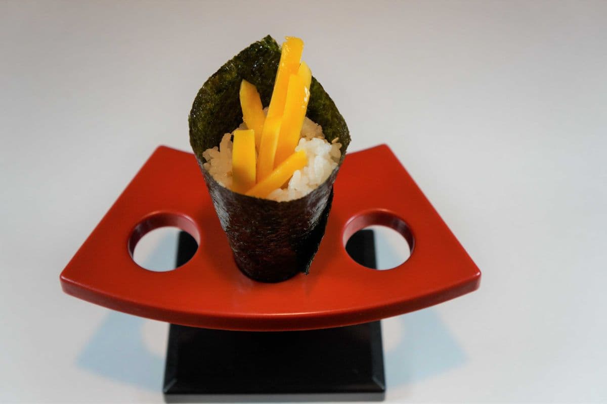 101. Mango Hand Roll (1 pc)