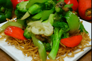 Beef with Mix Vegetable on Chow Mein 牛肉什菜脆面