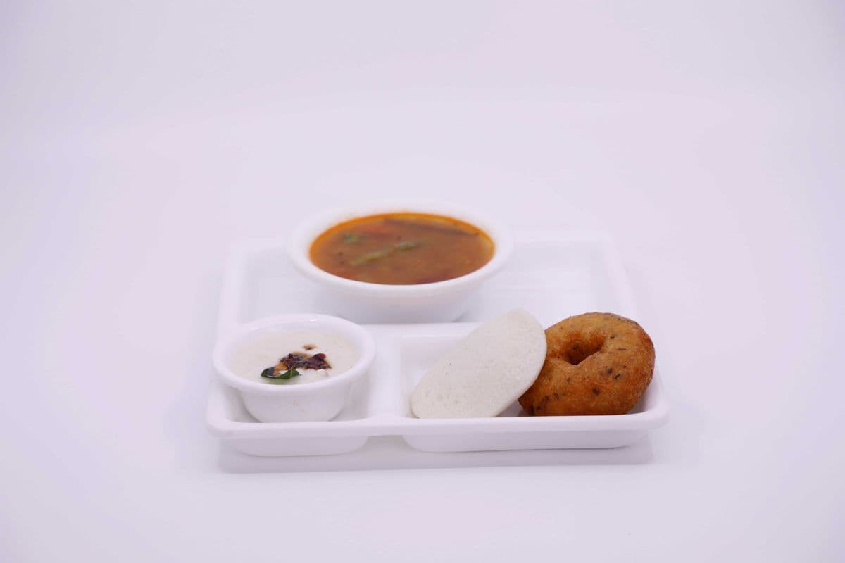 Idli and Vada Combo (1 pc Idly 1 pc Vada)