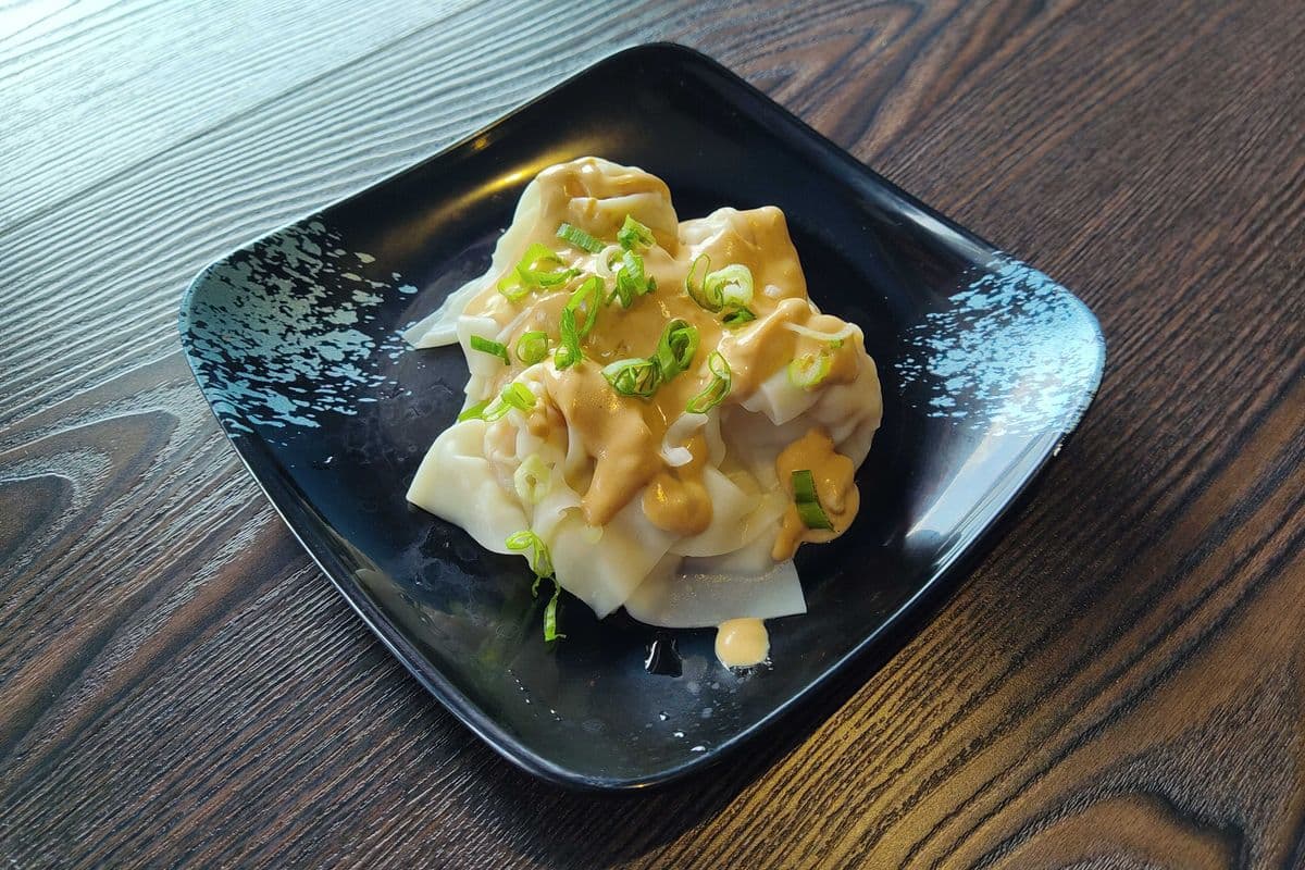 E06. Dumpling Hunan à la sauce au arachides (8 morceaux) / E06. Hunan Dumpling Peanut Butter Sauce (8 pieces)
