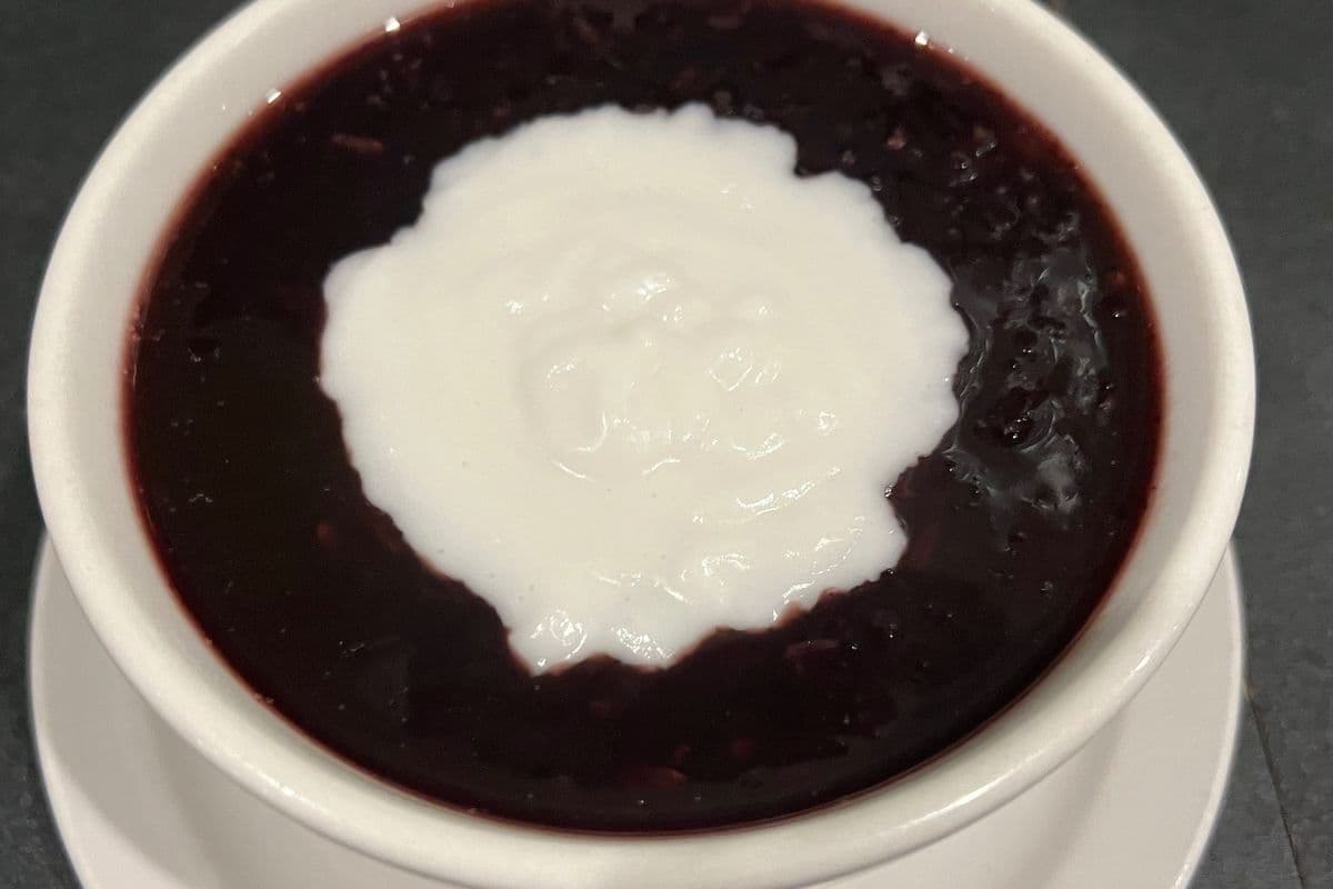 DE.03 Black Glutinous Rice with Coconut Meat Topped with Coconut Milk