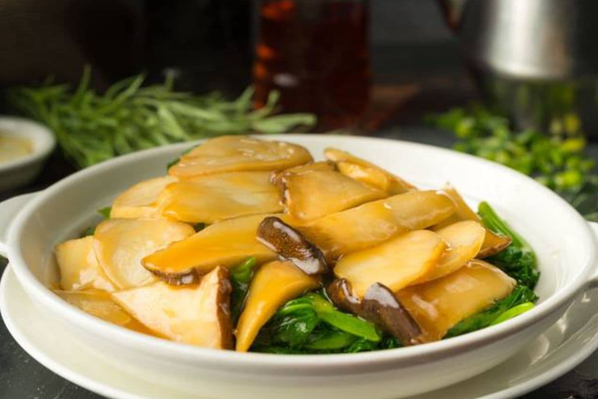 King Mushroom with Young Bean Leaves