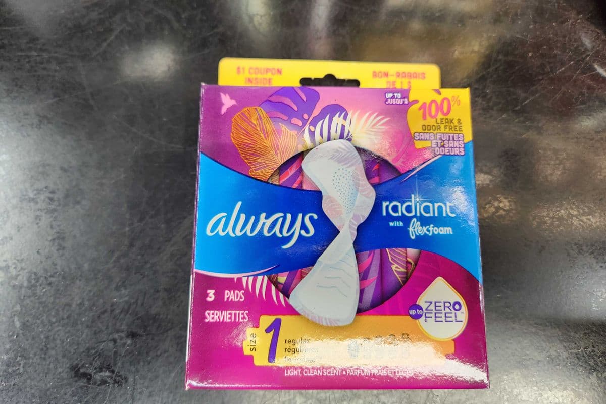 Always Radiant size 1 regular, 3 pads - Always Radiant taille 1 régulieres, 3 serviettes