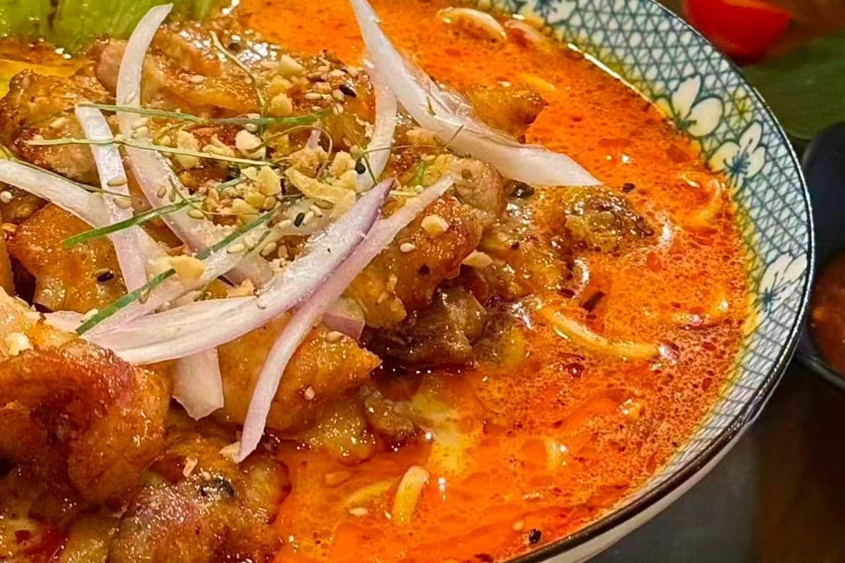 Singapore Laksa Rice Noodles with Crispy Chicken Cutlet + Half French Toast 南洋风味大鸡排laksa米线 + 黑松露滑蛋多士