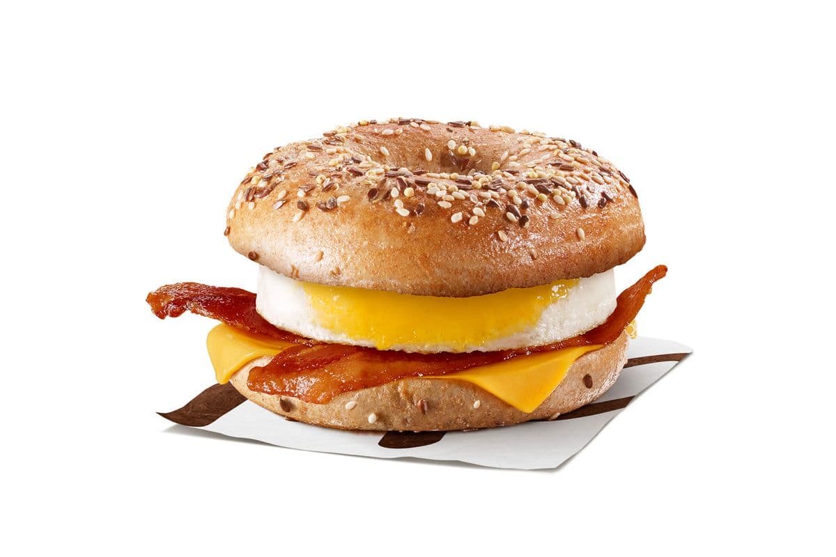 Bagel multigrains avec bacon et œuf [570.0 Cal]