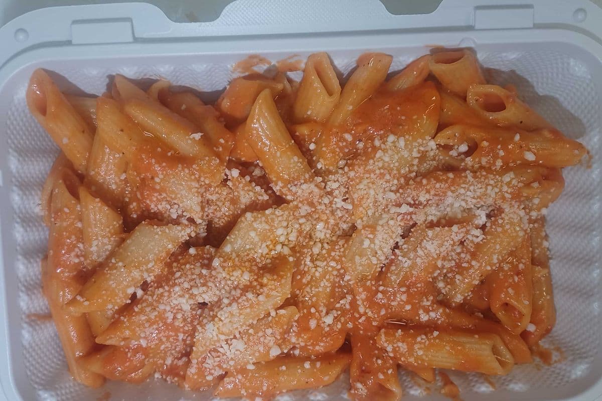 Penne pasta with creamy tomato sauce-Cheese & Garlic bread