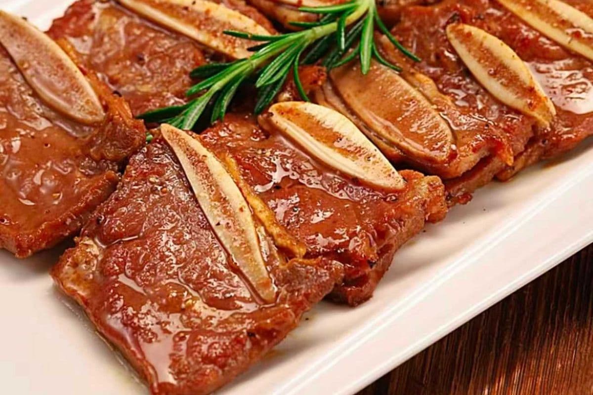 D10. Pan Fried Beef Short Ribs with Maggi Sauce 美极牛仔骨