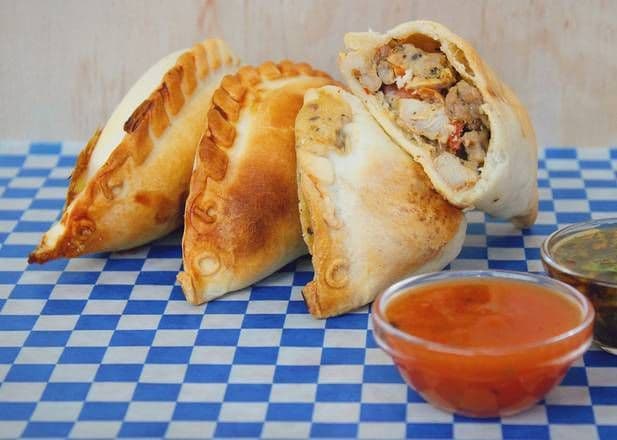 #6 Pollo Napolitano Empanada / #6 Empanada au poulet napolitain