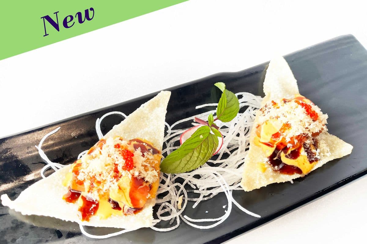 Spicy salmon on chip (2pc)