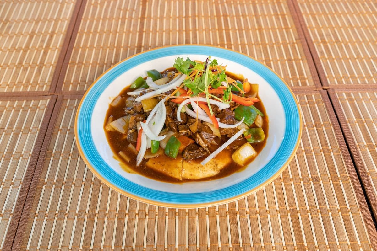C03. Braised bone-in lamb served over naan 风味馕包肉