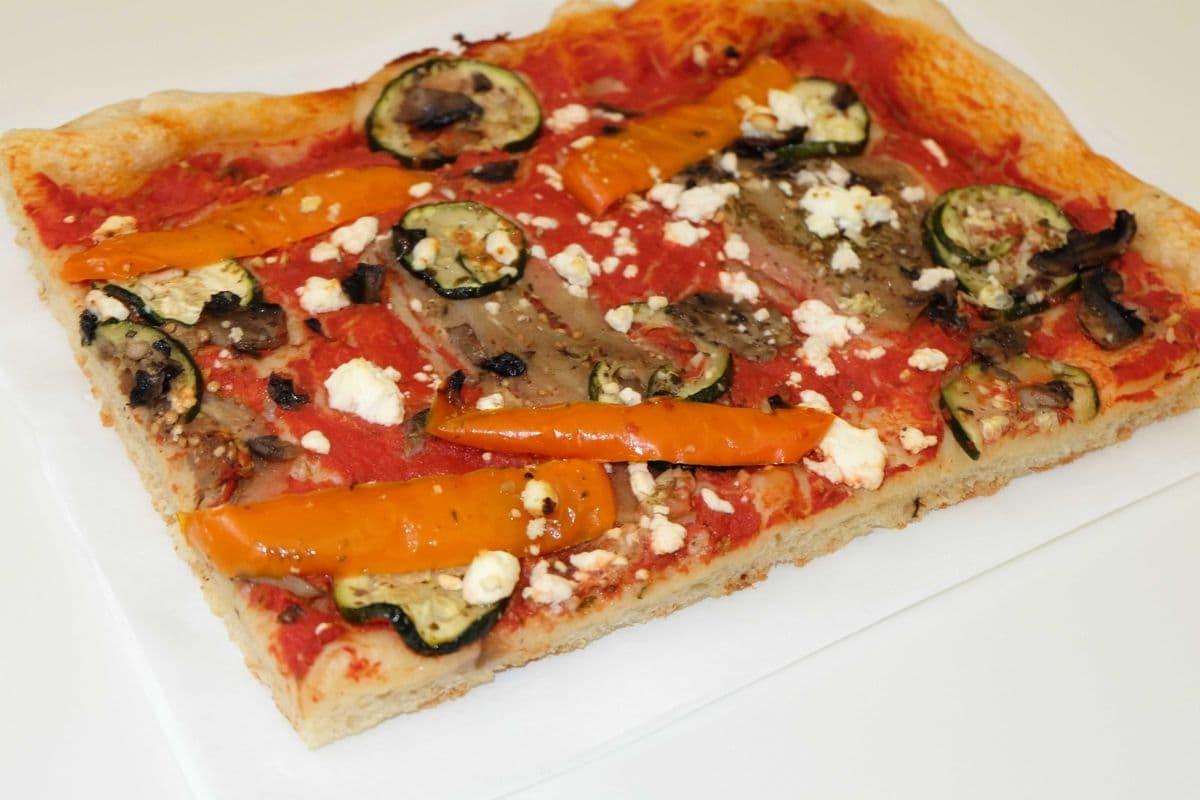 Pizza légumes grillés et fromage de chèvre