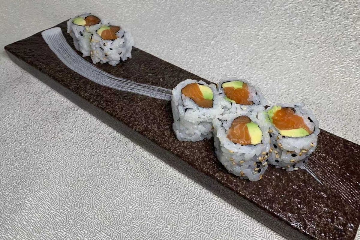 54. Salmon Avocado Roll (6 Pcs)