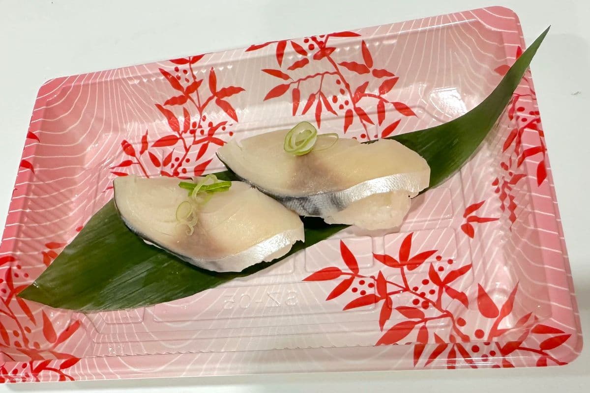 Mackerel Sushi (2 pcs)