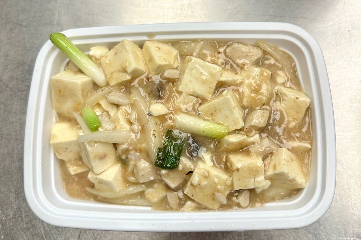 H7. Hot Pot au tofu, poisson salé et poulet / Tofu, Salted Fish, and Chicken Hot Plate