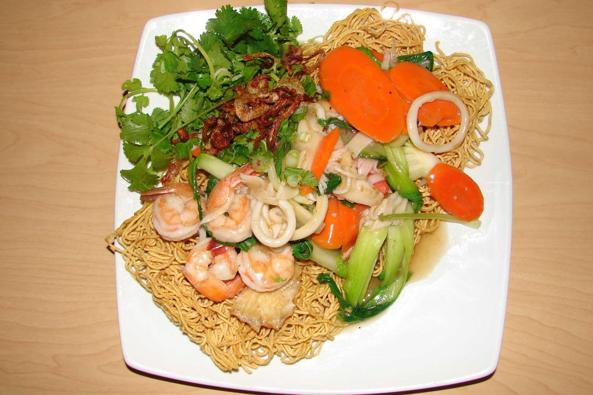 24- Crispy Egg Noodle With Seafood and Vegetable (Dish)