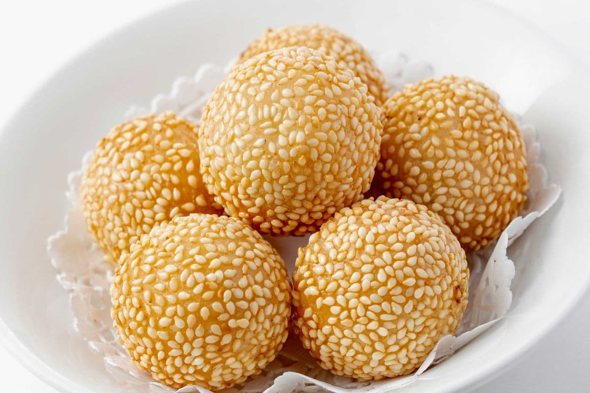 802. Golden Fried Sesame Balls (6 pcs)