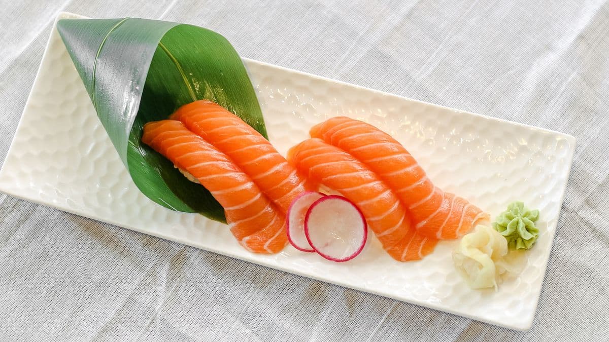 Salmon Nigiri Sushi (1 pc)